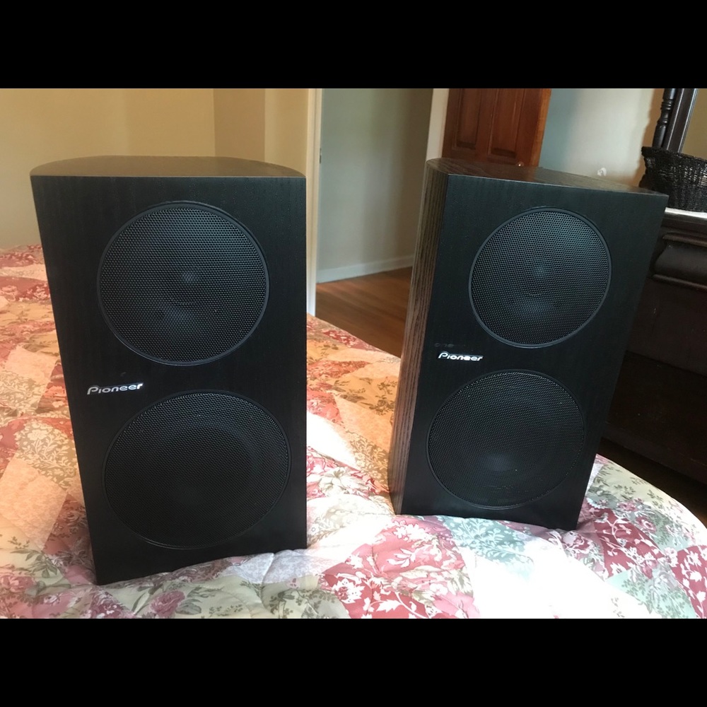 Pioneer bookshelf speakers (pair)